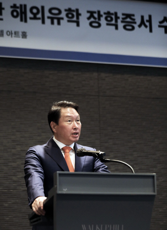 한국고등교육재단 이사장을 맡고 있는 최태원 SK그룹 회장이 7일 서울 광진구 그랜드워커힐호텔에서 열린 해외유학 장학증서 수여식에서 격려인사를 하고 있다. <SK그룹 제공>